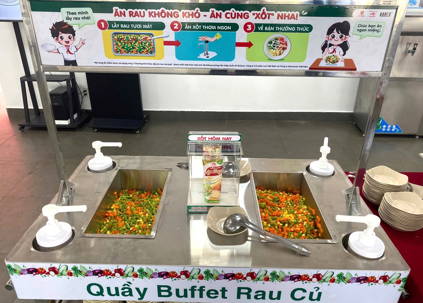 Mô hình quầy buffet rau củ do dự án Bữa ăn học đường đang được triển khai tại nhiều trường tiểu học.