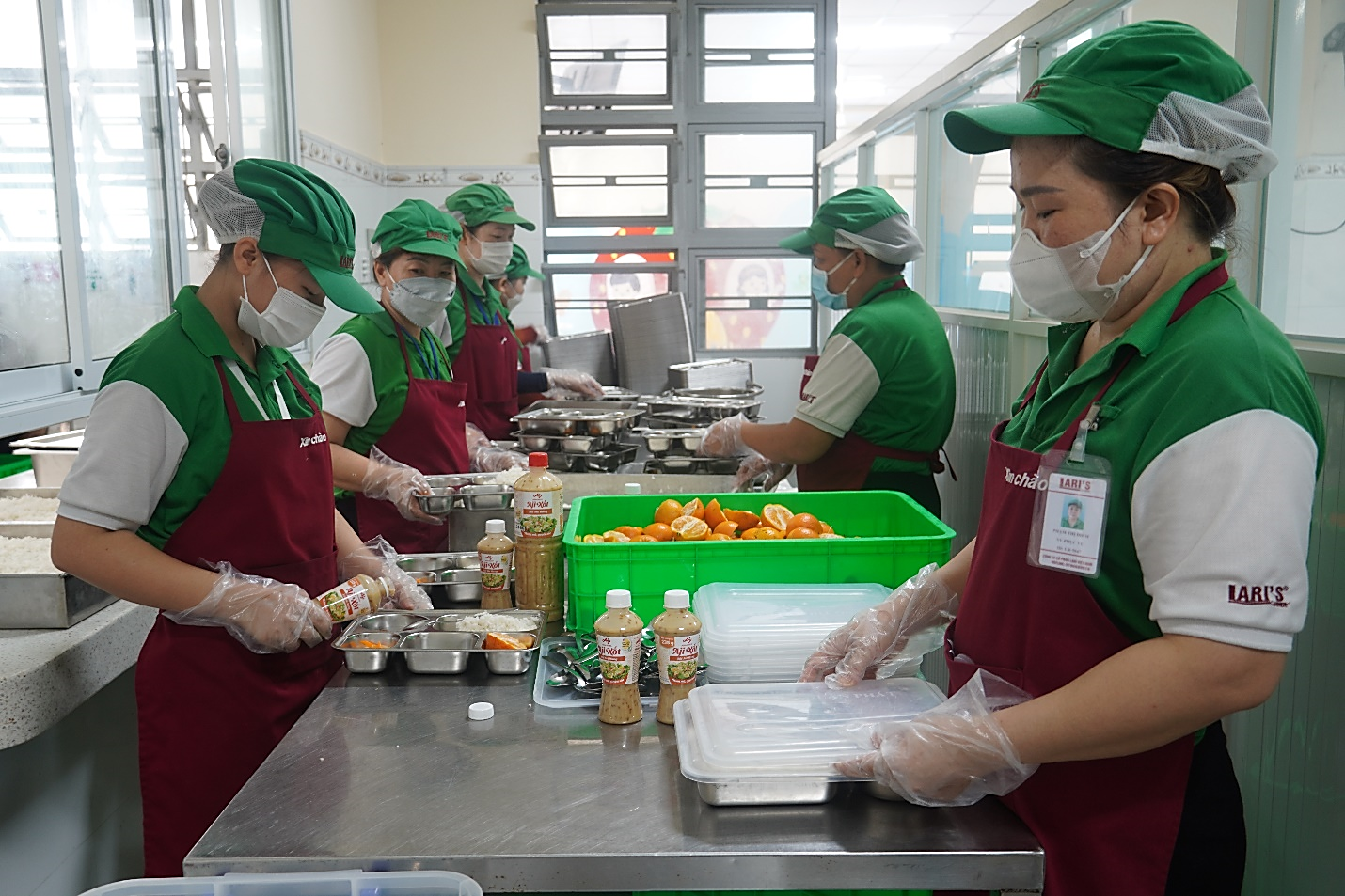 Đơn vị cung cấp suất ăn chuẩn bị bữa trưa cho học sinh theo thực đơn từ Dự án Bữa ăn Học đường.