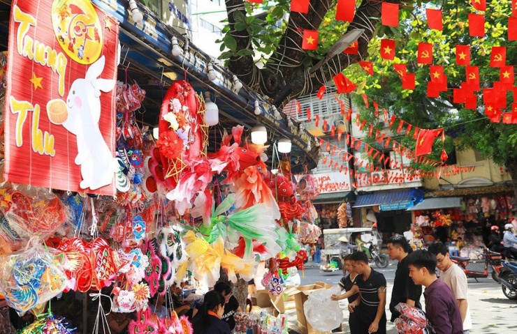 Phố Hàng Mã đang rực rỡ sắc màu của những món đồ chơi Trung thu truyền thống
