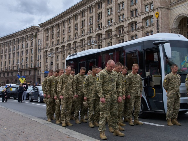 Thế giới - Người Ukraine thận trọng khi ông Trump nói Nga là 'hổ giấy'