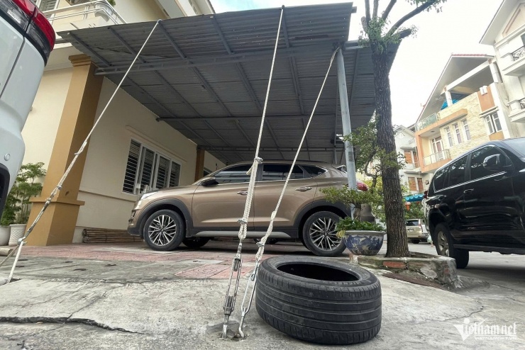 Mái nhà được người dân chằng néo dây để tránh bị gió thổi bay
