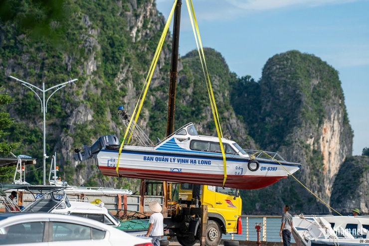 Tàu được đưa lên bờ để tránh thiệt hại