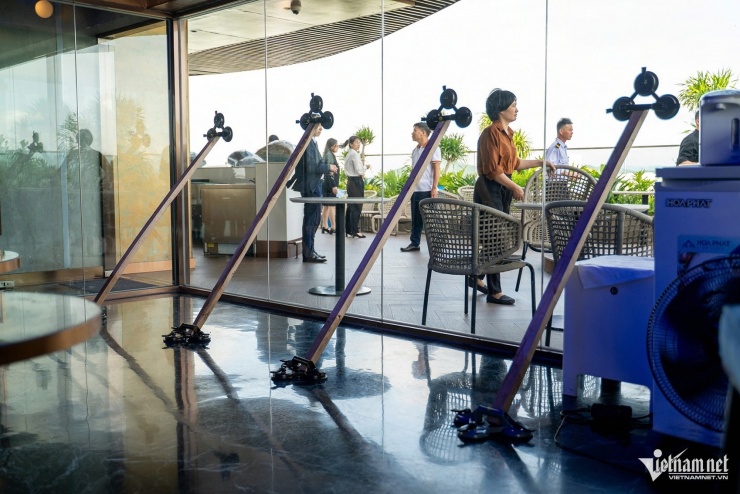 Cửa kính của khách sạn được chống đỡ trước những cơn gió của bão Ragasa