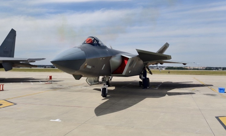 Chuyên gia Trung Quốc tiết lộ nhiều tính năng của tiêm kích tàng hình J-20 - 1