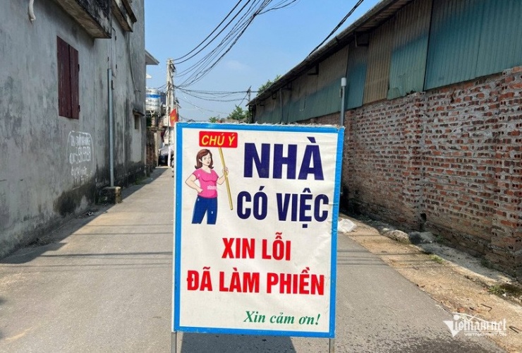  Chồng tôi quyết dựng rạp ngoài ngõ trước 1 tuần để anh em, bạn bè đến thăm hỏi thì sẵn có chỗ tiếp đãi. Ảnh minh họa