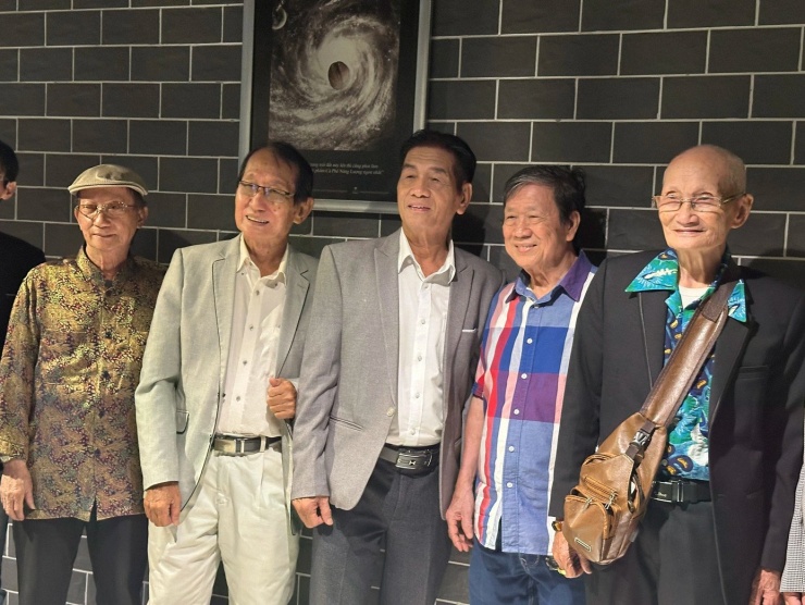 Nhạc sĩ Nguyễn Vũ (thứ hai từ phải sang) cùng bạn bè, đồng nghiệp.