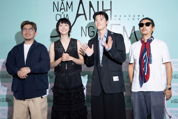 Chiều 24/9, Hứa Quang Hán xuất hiện tại TPHCM giới thiệu dự án Năm của anh, ngày của em (Measure in Love). Ngôi sao Đài Loan (Trung Quốc) nhận được sự cổ vũ của fan.