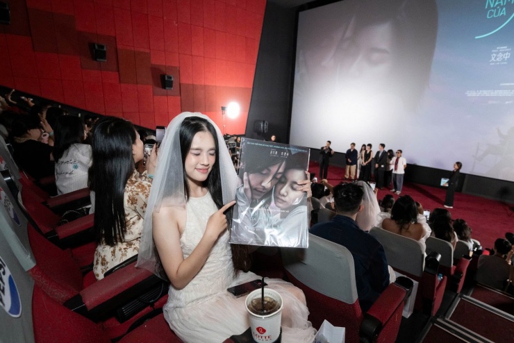 Fan nữ mặc váy cưới, đội mấn cô dâu đến buổi gặp Hứa Quang Hán. Đây là trào lưu nhằm thể hiện mong muốn kết hôn cùng thần tượng.