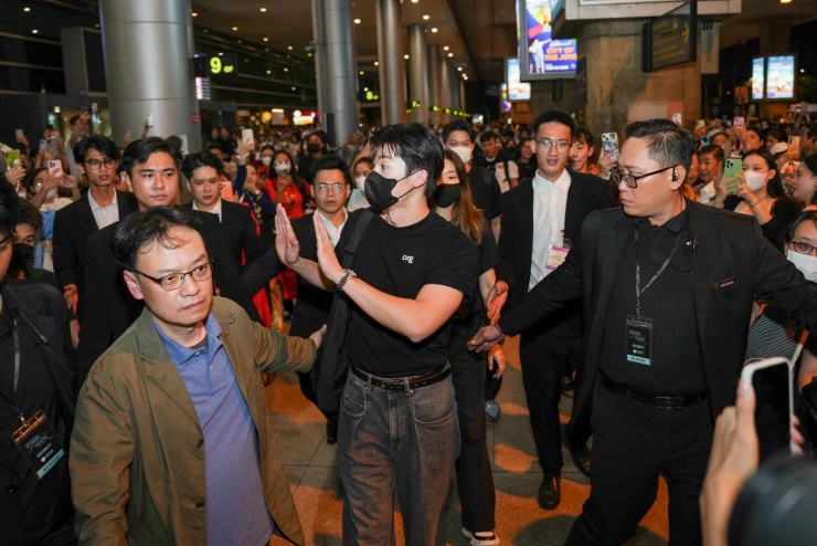 Ngay sau buổi giao lưu cháy vé ở TPHCM, Hứa Quang Hán cùng ê-kíp sang Singapore ngày 25/9 để gặp gỡ fan, sau đó về lại Đài Loan (Trung Quốc) dự công chiếu chính thức ngày 29/9. Nam diễn viên chia sẻ anh chưa thưởng thức được nhiều món ngon Việt Nam do thời gian không cho phép, mong muốn có dịp trở lại Việt Nam.