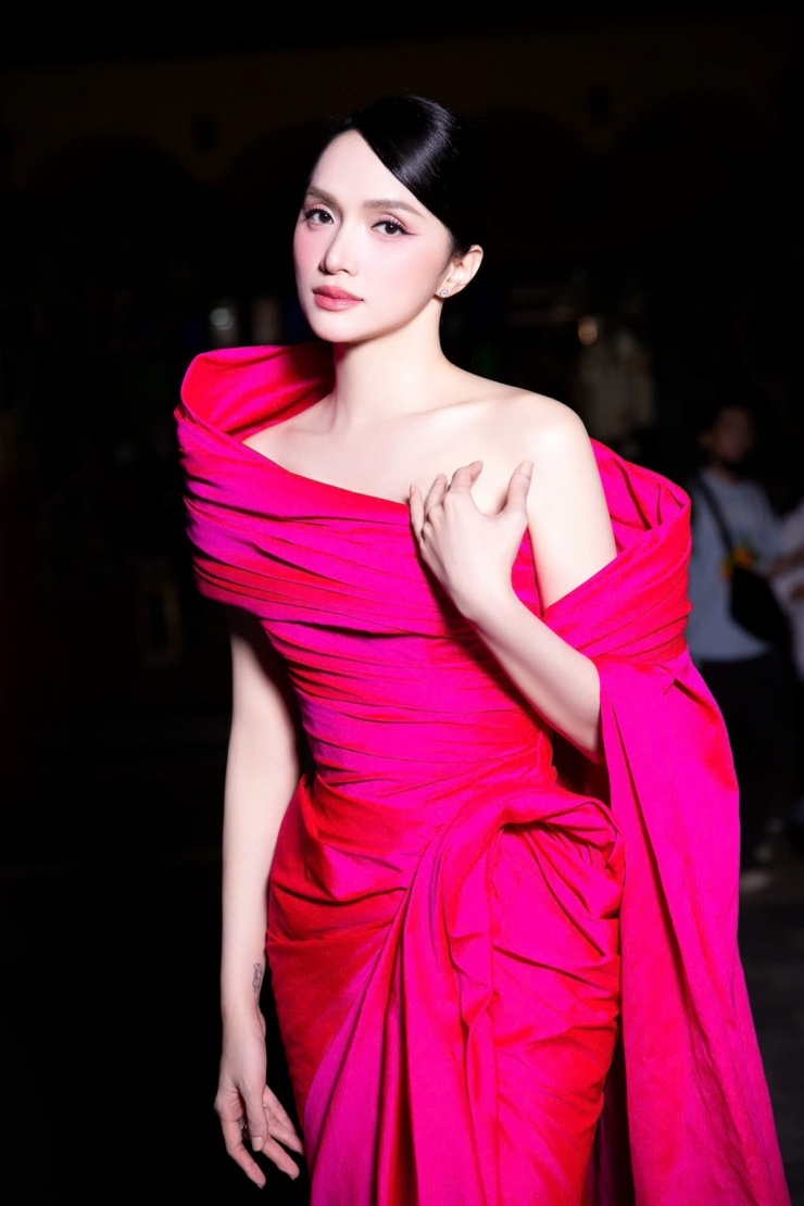 Nguyễn Hương Giang sinh năm 1991, đăng quang Hoa hậu Chuyển giới Quốc tế 2018 tại Thái Lan. Cô cao 1,7 m, số đo ba vòng 86-62-90 cm.