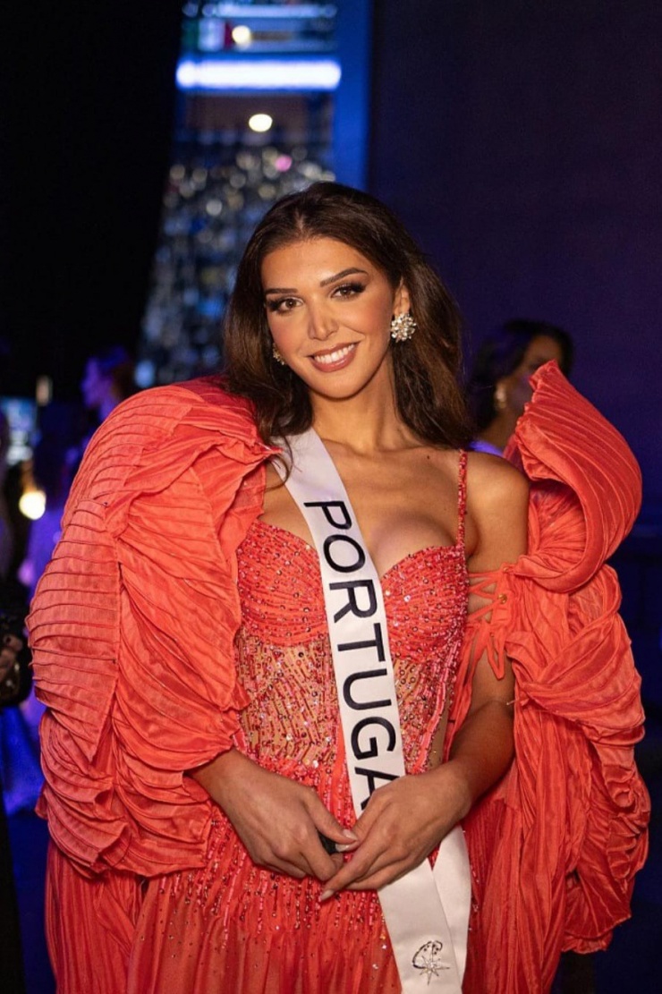 Marina Machete sinh năm 1995, cao 1,75 m, là thí sinh Bồ Đào Nha tại Miss Universe 2023. Cô cũng là người đẹp chuyển giới đầu tiên vào top 20 của cuộc thi sắc đẹp này. Người đẹp cho biết cô xác định bản dạng giới từ năm 13 tuổi và phẫu thuật chuyển giới năm 18 tuổi.