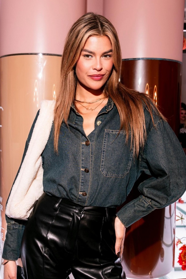 Sau cuộc thi, Rikkie Valerie Kollé vẫn hoạt động tích cực trong lĩnh vực thời trang.