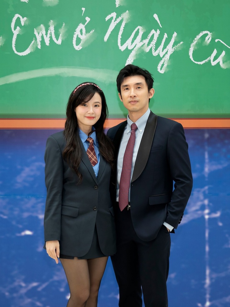 Midu hóa nữ sinh với bộ skirt suit ăn ý ông xã tại họp báo ra mắt phim 1314 - Đợi em ở ngày cũ hôm 16/7. Đây là dự án đầu tay do cô làm nhà sản xuất và đảm nhiệm vai chính.