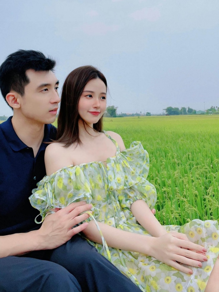 Bên cạnh lối mix đồ "ăn gian" tuổi, phu nhân hào môn còn yêu thích các thiết kế đầm liền chất liệu mỏng manh, xếp nếp bay bổng khi sánh vai doanh nhân Minh Đạt.