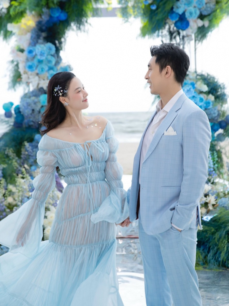 Xiêm y trễ vai giúp tôn xương quai xanh và đem tới vẻ ngọt ngào, duyên dáng cho cựu hot girl trong buổi tiệc kỷ niệm một năm cưới.