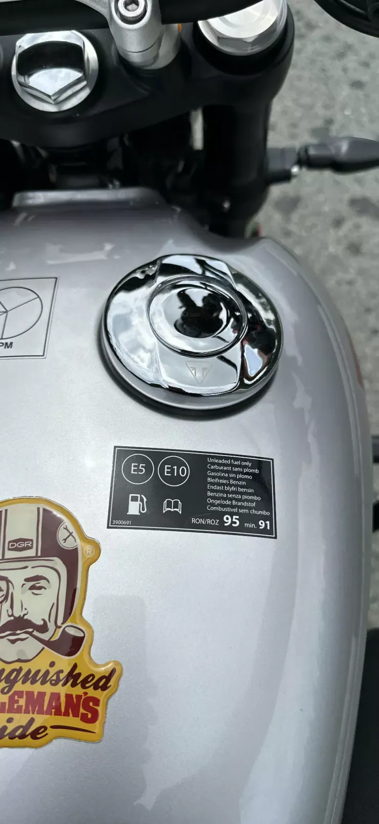 Một chiếc xe phân khối lớn được ghi chú rõ ràng về việc sử dụng xăng sinh học E5, E10 tại nắp nhiên liệu. Ảnh: TN