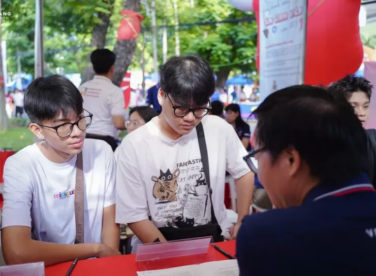 Thí sinh tìm hiểu thông tin tuyển sinh tại Trường ĐH Văn Lang năm 2025. Ảnh: VL