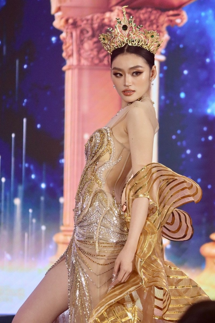 Hoa hậu Nguyễn Thị Yến Nhi diện trang phục dạ hội tại lễ nhận sash đại diện Việt Nam tại Miss Grand International 2025.