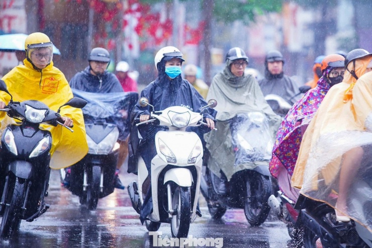Ảnh hưởng bão số 9, Hà Nội mưa từ sáng sớm, giao thông ùn tắc - 1