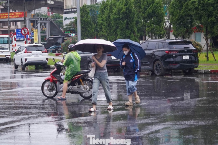 Ảnh hưởng bão số 9, Hà Nội mưa từ sáng sớm, giao thông ùn tắc - 5