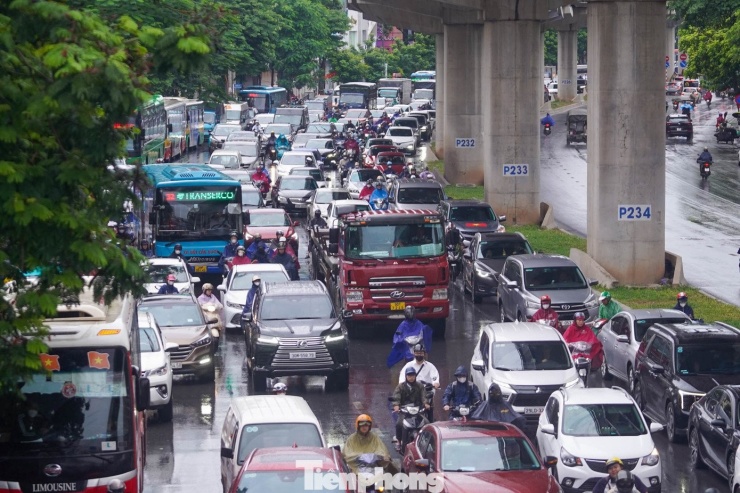 Ảnh hưởng bão số 9, Hà Nội mưa từ sáng sớm, giao thông ùn tắc - 9