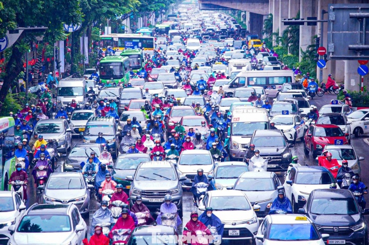 Ảnh hưởng bão số 9, Hà Nội mưa từ sáng sớm, giao thông ùn tắc - 13