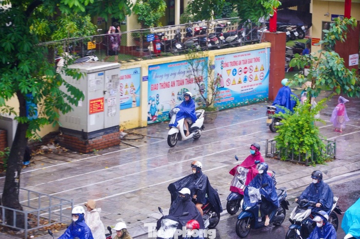 Ảnh hưởng bão số 9, Hà Nội mưa từ sáng sớm, giao thông ùn tắc - 17