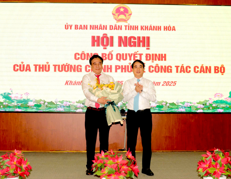 Bí thư Tỉnh ủy Khánh Hòa Nghiêm Xuân Thành chúc mừng ông Nguyễn Khắc Toàn.