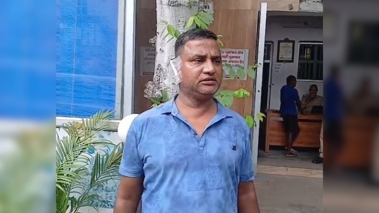 Tai của Amit Sonkar bị vợ cắn đứt.