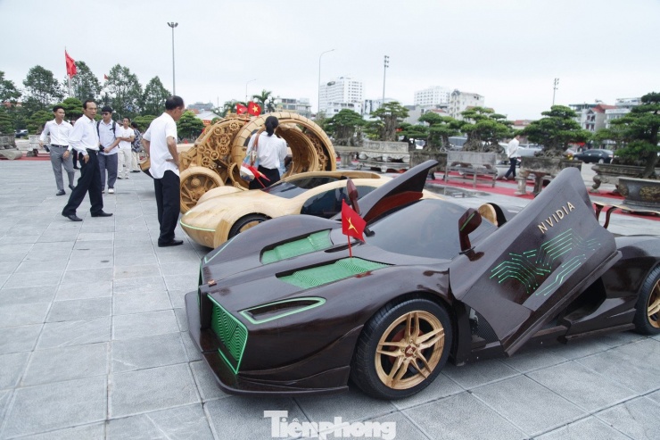 Dàn "siêu xe" ô tô và mô tô bằng gỗ trưng bày tại Quảng trường 3/2 (phường Bắc Giang, Bắc Ninh) khiến nhiều người chú ý. Ảnh: Nguyễn Thắng