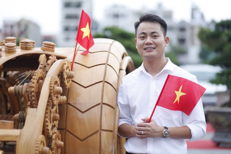 Anh Trương Văn Đạo (35 tuổi) ở làng nghề Phù Khê, Bắc Ninh là chủ nhân của dàn "siêu xe" bằng gỗ. Ảnh: Nguyễn Thắng
