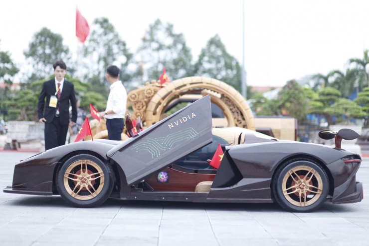 Hiện anh Đạo có dàn "siêu xe" bằng gỗ với 30 chiếc. Ảnh: Nguyễn Thắng