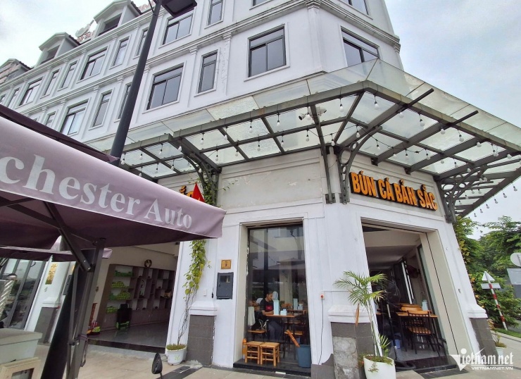 Dãy shophouse triệu USD chủ yếu mở hàng ăn. Ảnh: Trần Chung