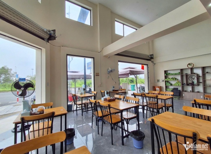 Không gian bên trong một quán bún tại shophouse mặt tiền đường song hành. Ảnh: Trần Chung