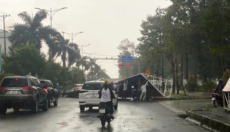 Tấm pano cỡ lớn bị thổi bay ra đường khiến 3 người bị thương.