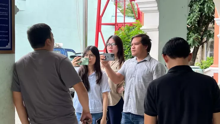 Ông T trao đổi với phóng viên về vụ xây nhà trên đất hàng xóm. Ảnh: LÊ ÁNH