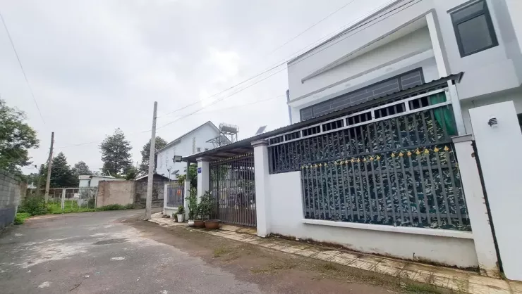 Ngôi nhà xây nhầm trên đất hàng xóm sẽ được 'thần đèn' di dời. Ảnh: LÊ ÁNH