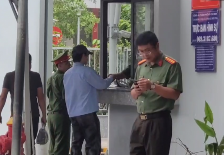 Hình ảnh ca sĩ Khánh Phương có mặt tại trước trụ sở Công an TP Hồ Chí Minh sáng nay 25/9.