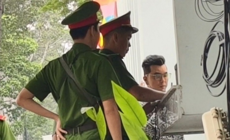 Sáng 23/9, ca sĩ Ưng Hoàng Phúc cũng đã có mặt ở trụ sở Công an TP Hồ Chí Minh.