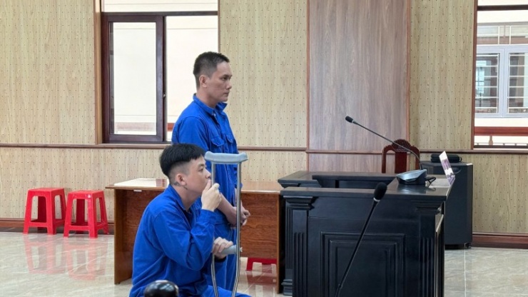 Bị cáo Nguyễn Văn Thanh (đứng) và bị cáo Đinh Thanh Vũ tại phiên tòa.