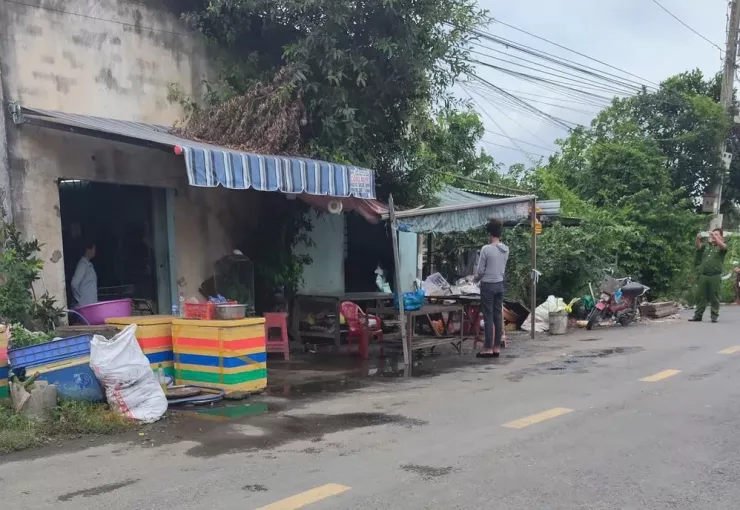 Công an dựng lại hiện trường nơi đôi nam nữ cướp giật điện thoại của phụ nữ khuyết tật.