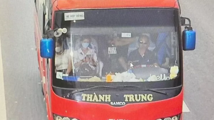 Camera AI vừa được lắp đặt trên cao tốc Nội Bài - Lào Cai phát hiện xe khách chở xe máy bên trong và tài xế không thắt dây an toàn.