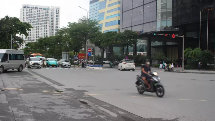 Chiều 25-9, trên đường Phạm Văn Bạch (Hà Nội) vẫn còn tình trạng người đi xe máy vượt đèn đỏ. Ảnh: ĐẮC LAM.