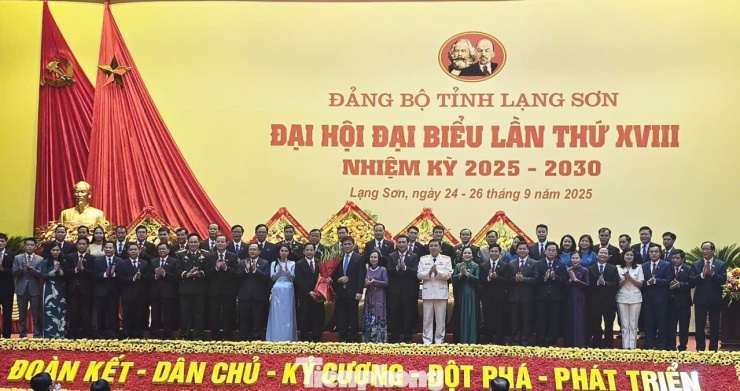 Ban Chấp hành Đảng bộ tỉnh khóa XVIII ra mắt đại hội. Ảnh: Duy Chiến.