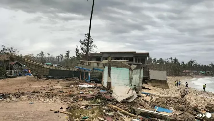 Một chiếc thuyền đánh cá bị sóng đánh dạt vào bờ trên đảo Calayan, tỉnh Cagayan (Philippines) vào ngày 23-9 do siêu bão Ragasa. Ảnh: AFP/Cristy Gaffud