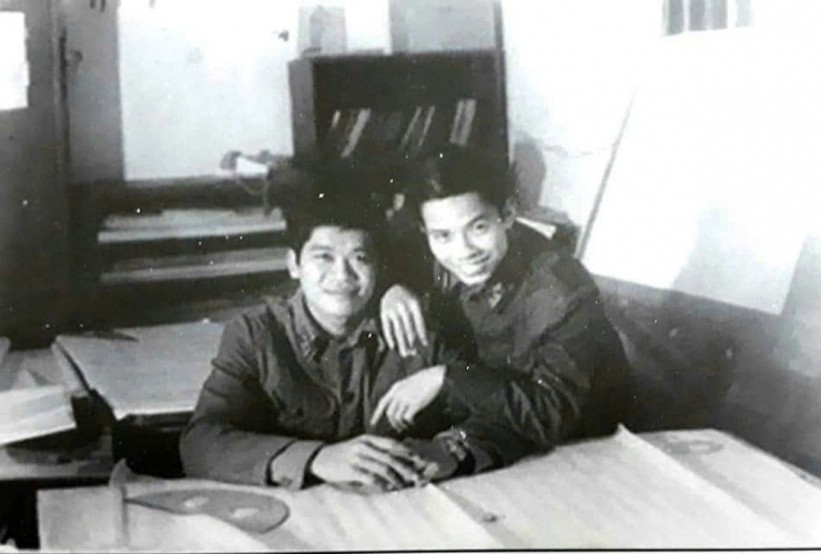 Kỹ sư Lê Kiên Thành (trái) và kỹ sư Trần Mạnh Chung trong quá trình thiết kế TL-1. Ảnh: NVCC.