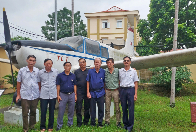 Từ phải sang trái là kỹ sư công nghệ Đồng Văn Thông, thợ nguội tên Tài, kỹ sư Trần Mạnh Chung, thợ gò tán Lê Chương, kỹ sư công nghệ Đặng Đức Mùi, kỹ sư thiết kế khí động Võ Điện Biên (con trai cố Đại tướng Võ Nguyên Giáp) và thợ phay tên Hoan bên chiếc TL-1 hiện nay. Ảnh: NVCC.