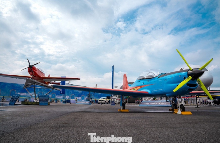 Hai máy bay 2 máy bay Tucano-R do chính bàn tay, trí tuệ người Việt sản xuất, lắp ráp, hội tụ công nghệ quốc tế tại triển lãm Thành tựu đất nước. Ảnh: Dương Triều.