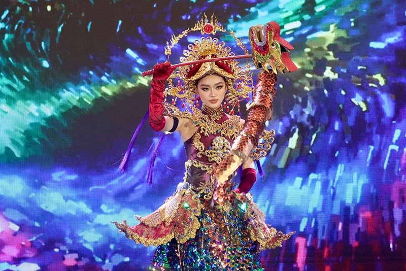 Hoa hậu Yến Nhi gặp sự cố trang phục trong lễ nhận sash - 2