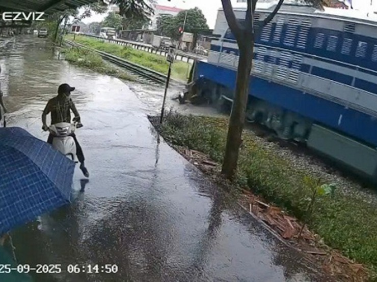 Video vụ tai nạn đường sắt khiến một phụ nữ bị thương nặng ở Bắc Ninh